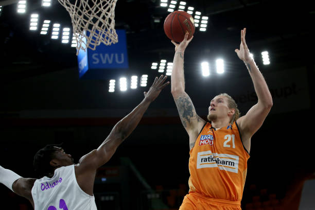 在赛场上具 在赛场上具