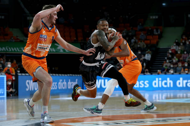 球员因伤病 球员因伤病